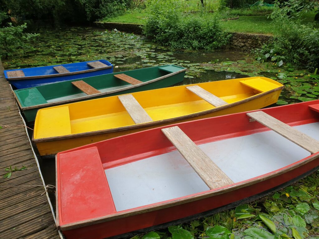 Photo de quatre barques colorées sur le Clain à Poitiers